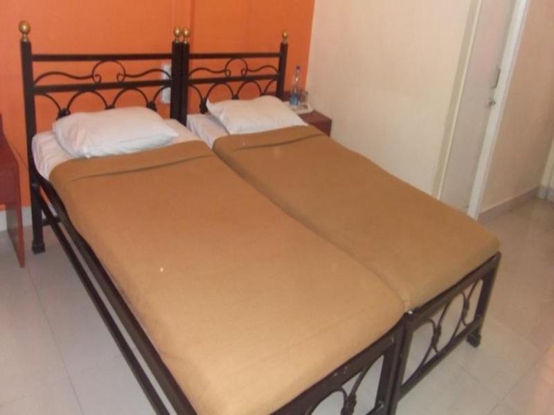 Oyo 1065 Hmr Royal 3* Pune