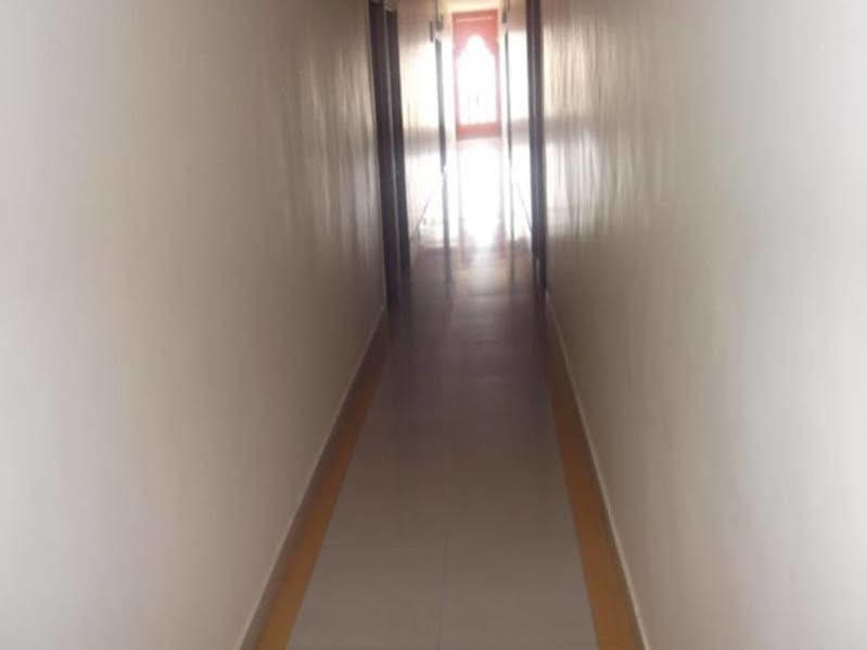 Oyo 1065 Hmr Royal Hotel 3*