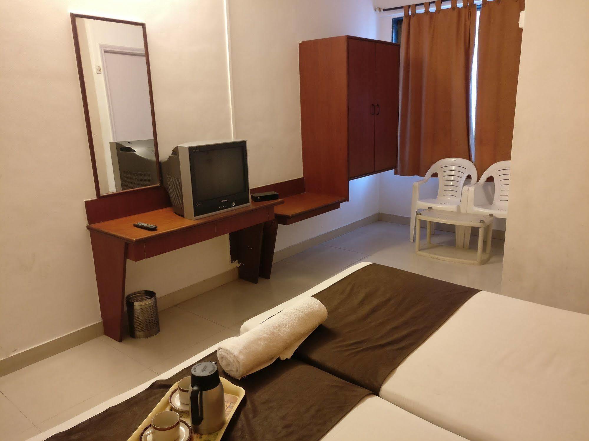 Oyo 1065 Hmr Royal Pune