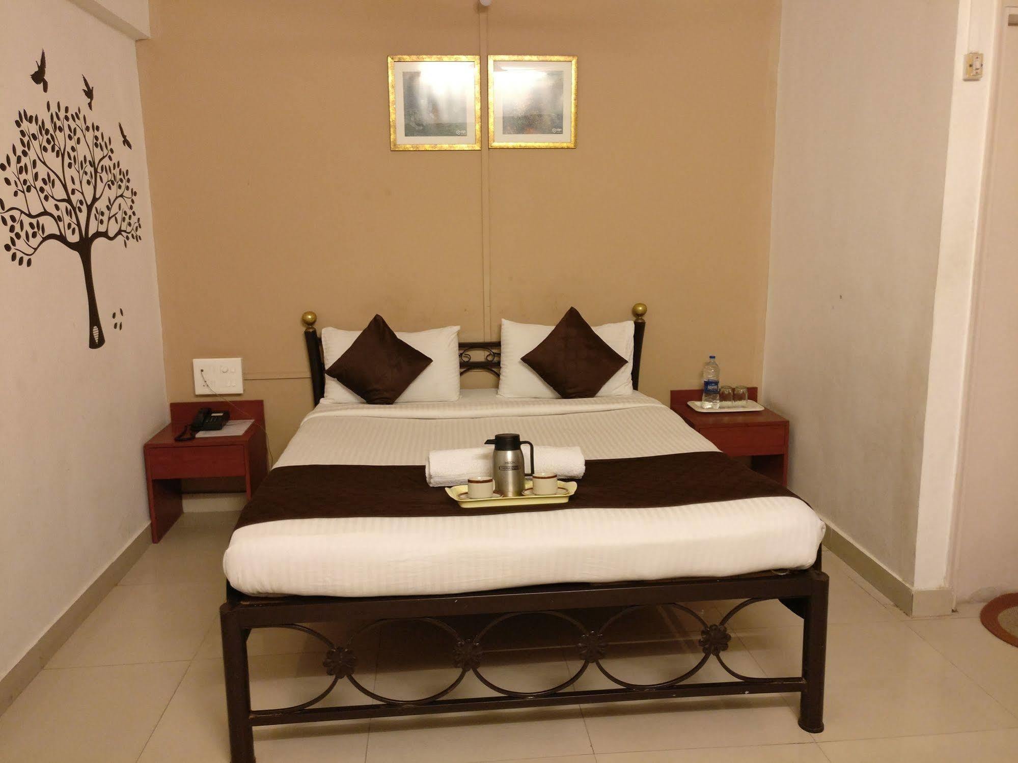 Hotel Oyo 1065 Hmr Royal 3*