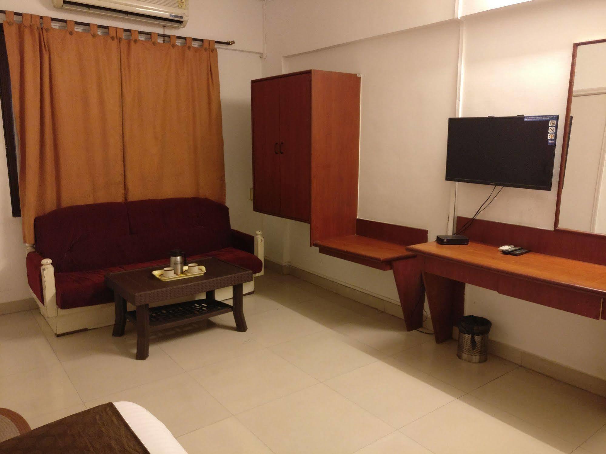 Oyo 1065 Hmr Royal Pune