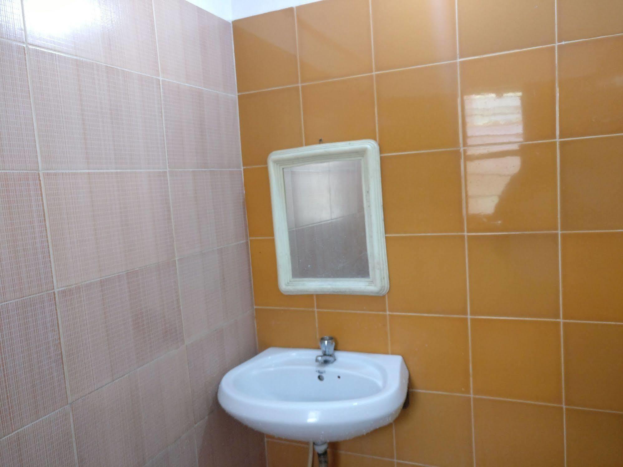 Oyo 1065 Hmr Royal Pune