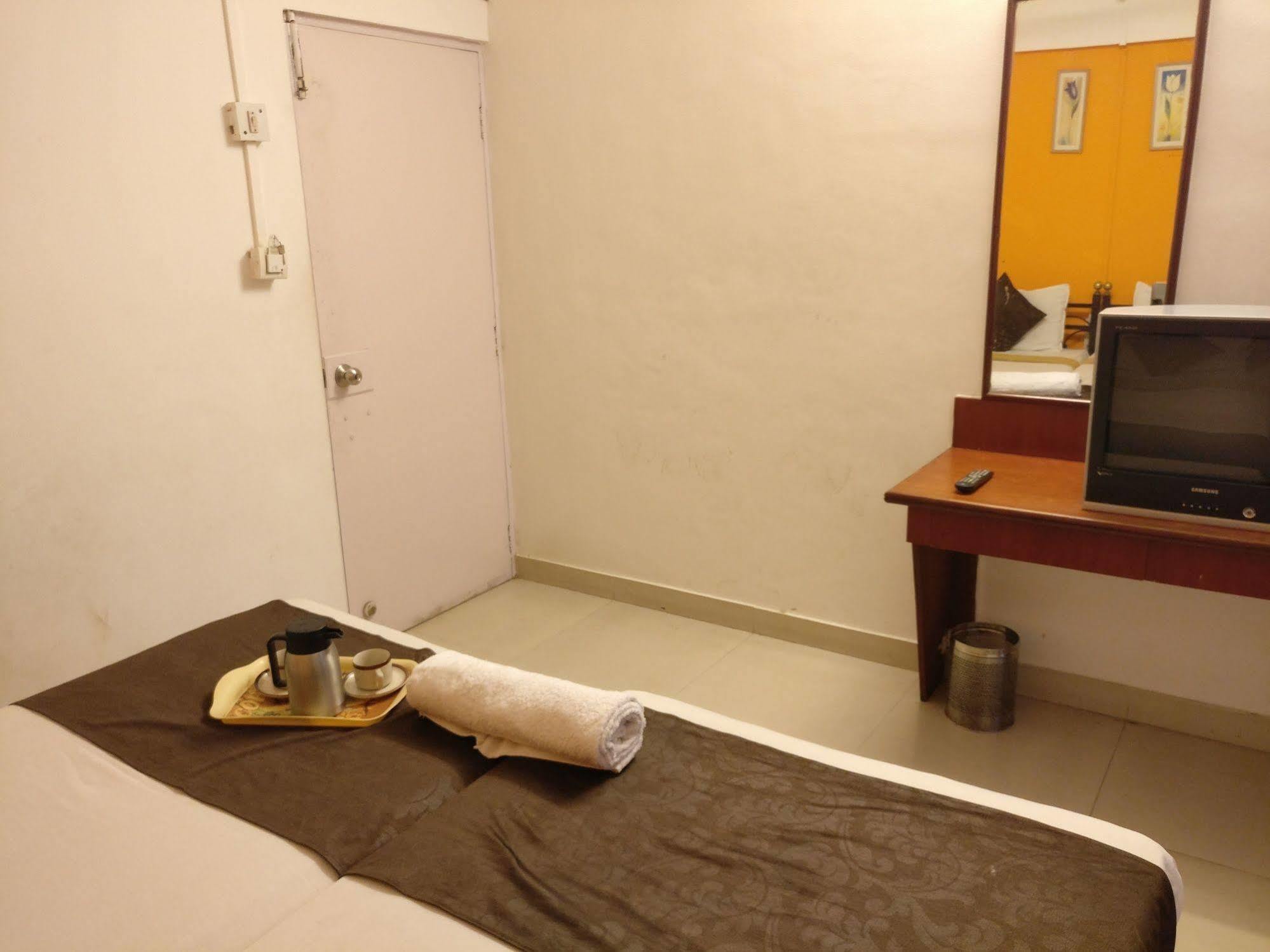 Oyo 1065 Hmr Royal 3* Pune