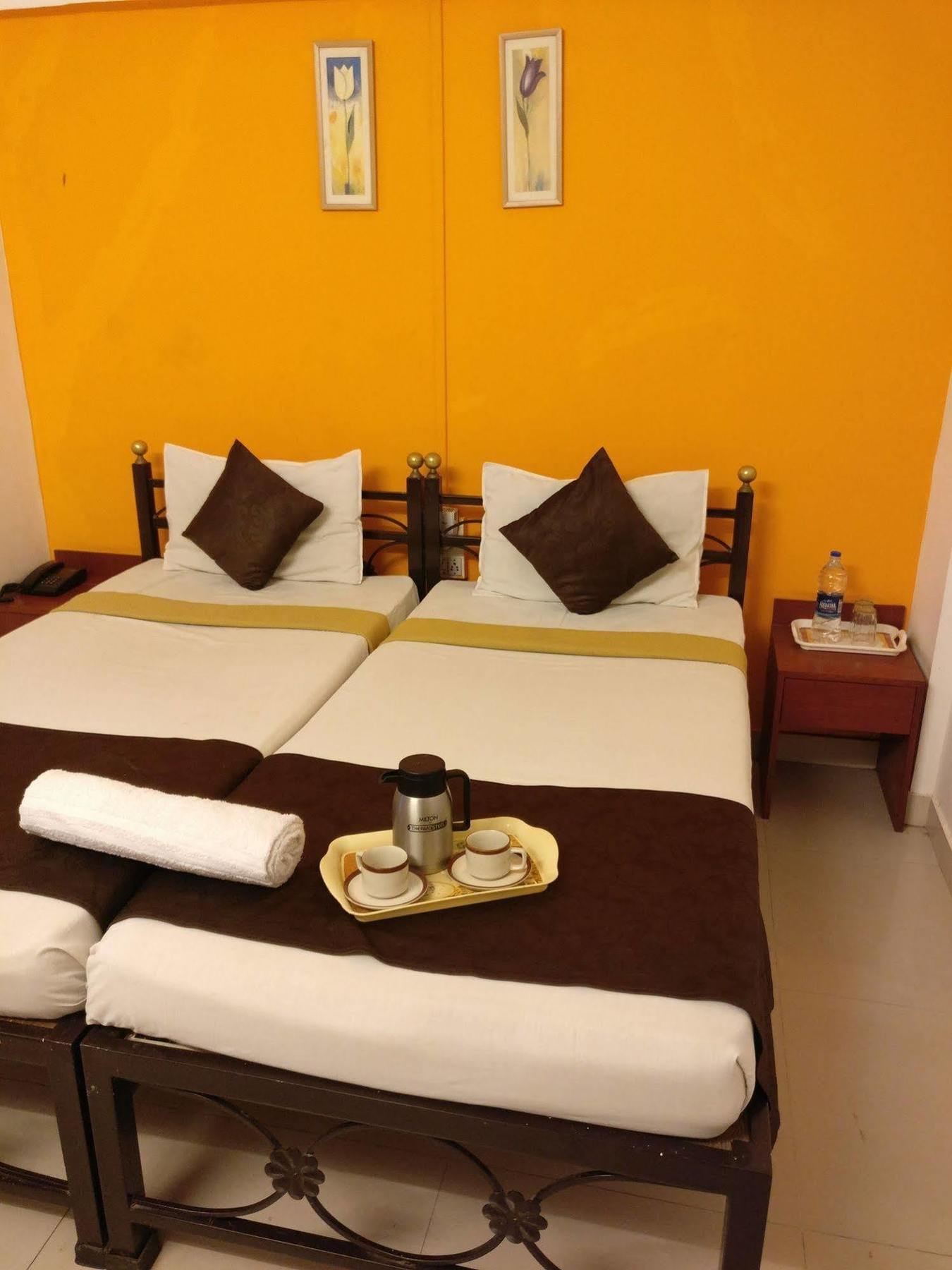 Oyo 1065 Hmr Royal 3* Pune
