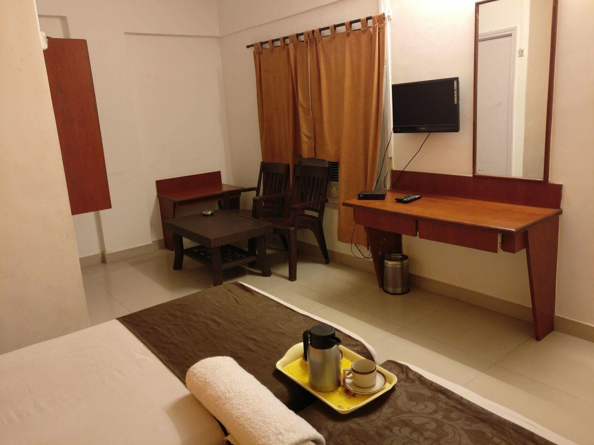 Hotel Oyo 1065 Hmr Royal Pune