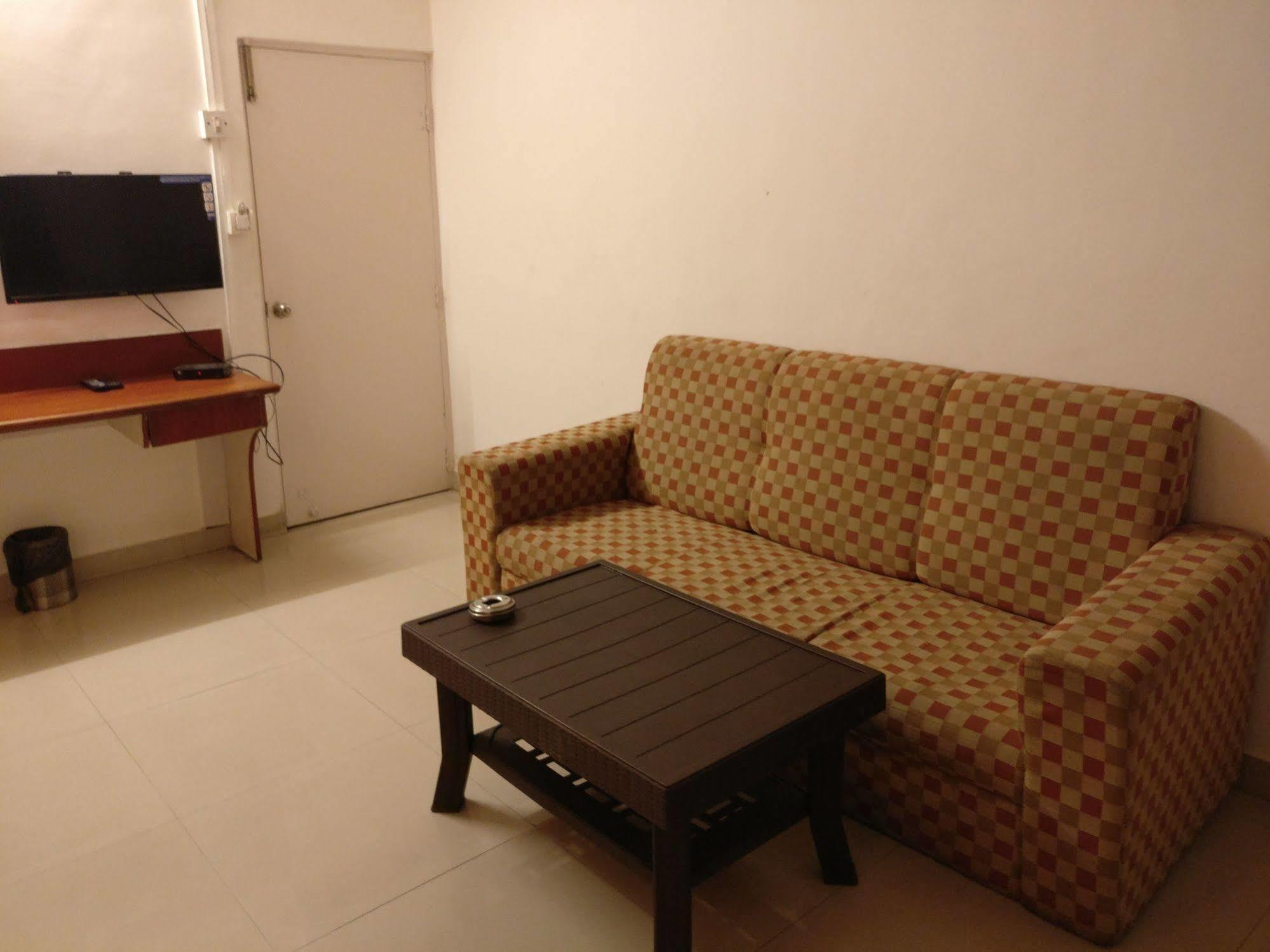 Hotel Oyo 1065 Hmr Royal