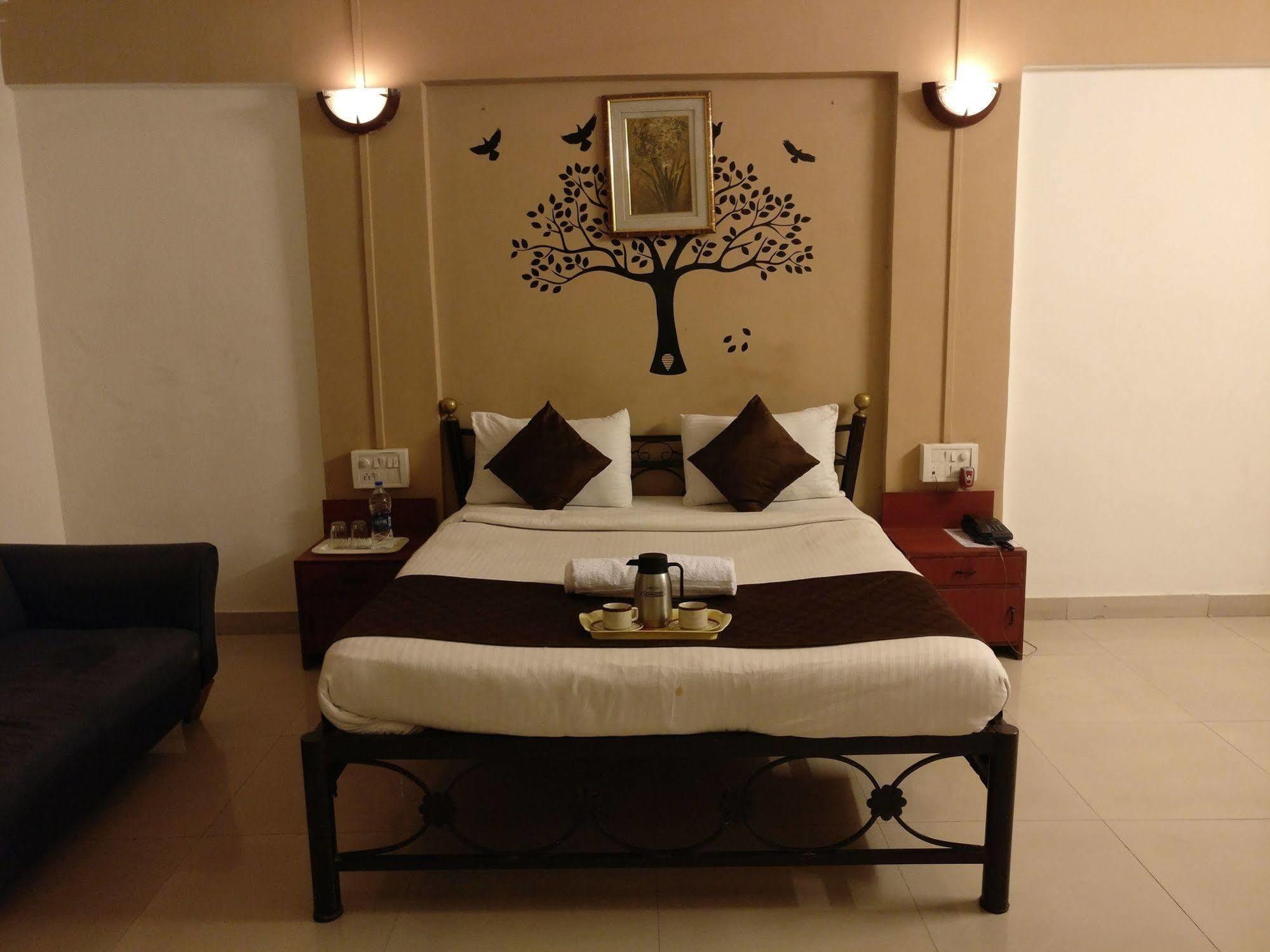 Oyo 1065 Hmr Royal Hotel 3*
