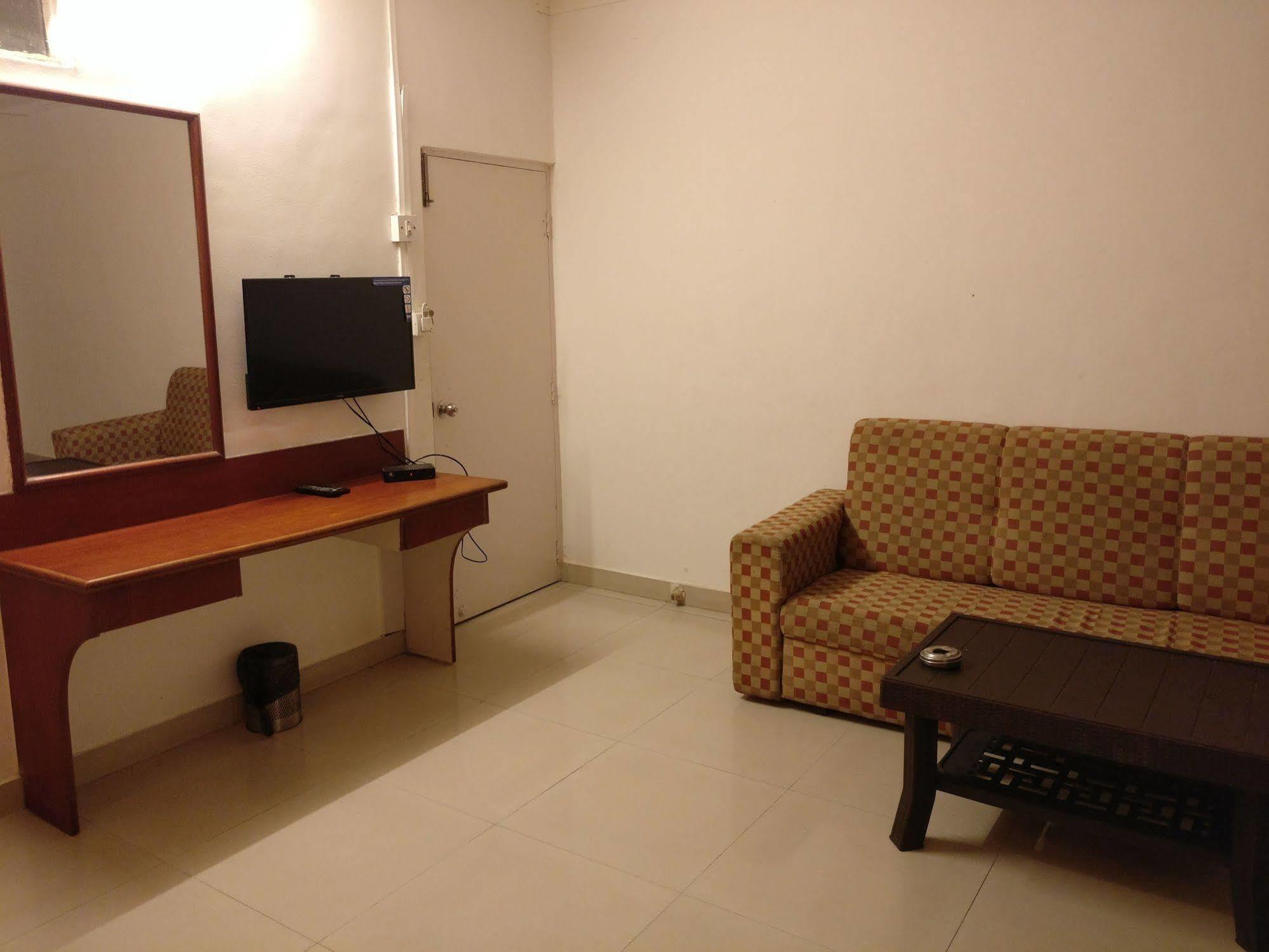 Oyo 1065 Hmr Royal Hotel