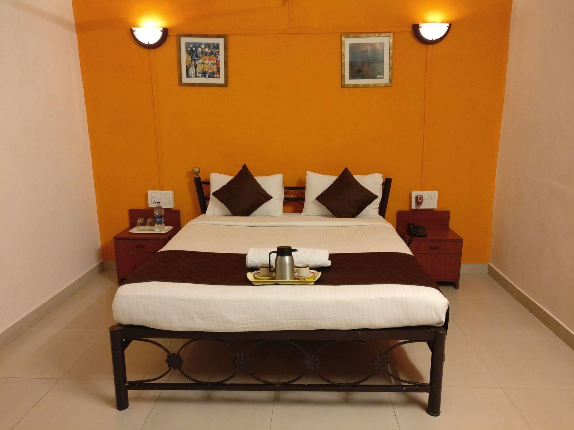 Oyo 1065 Hmr Royal Hotel Pune