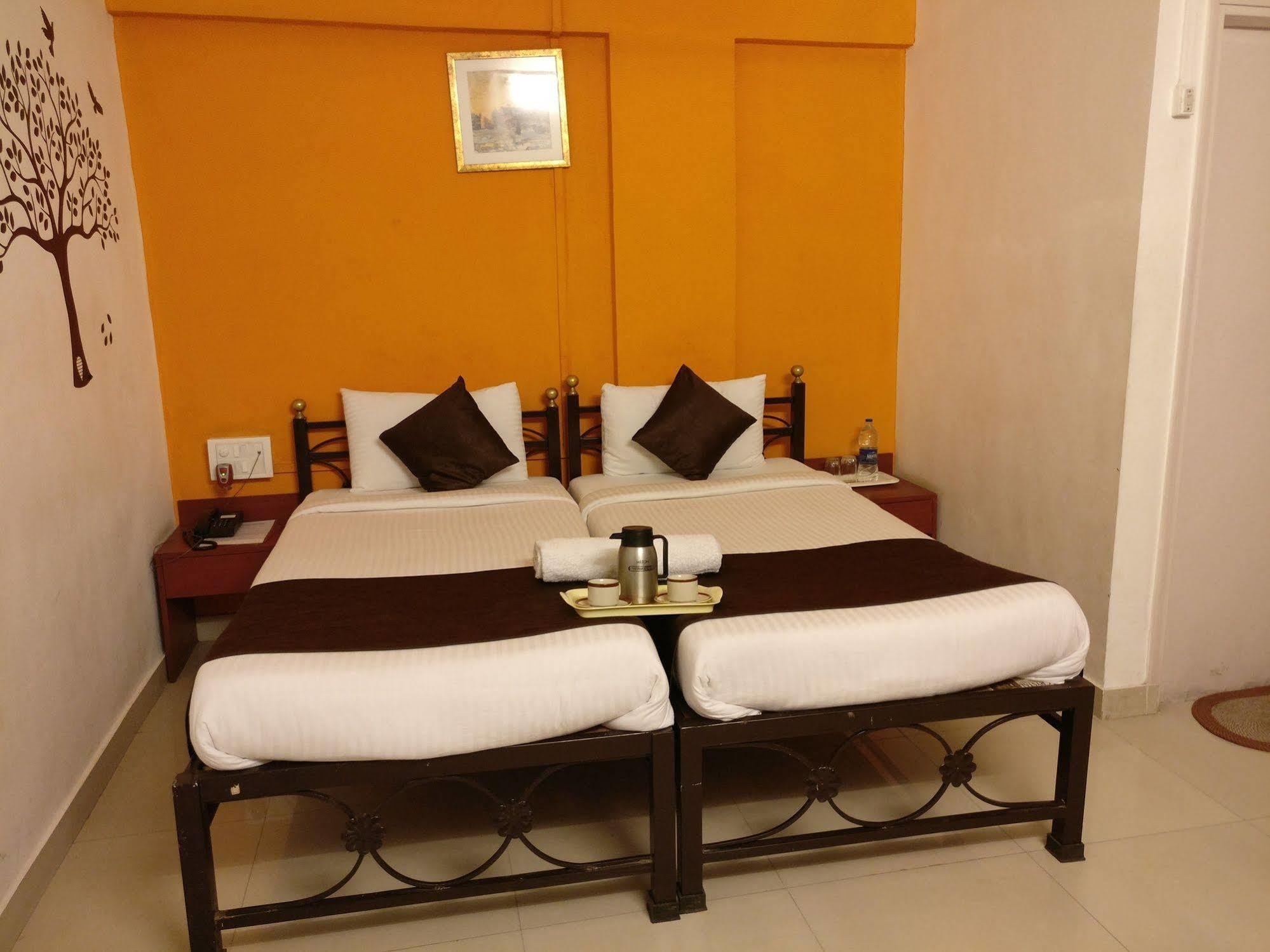 Oyo 1065 Hmr Royal 3* Pune