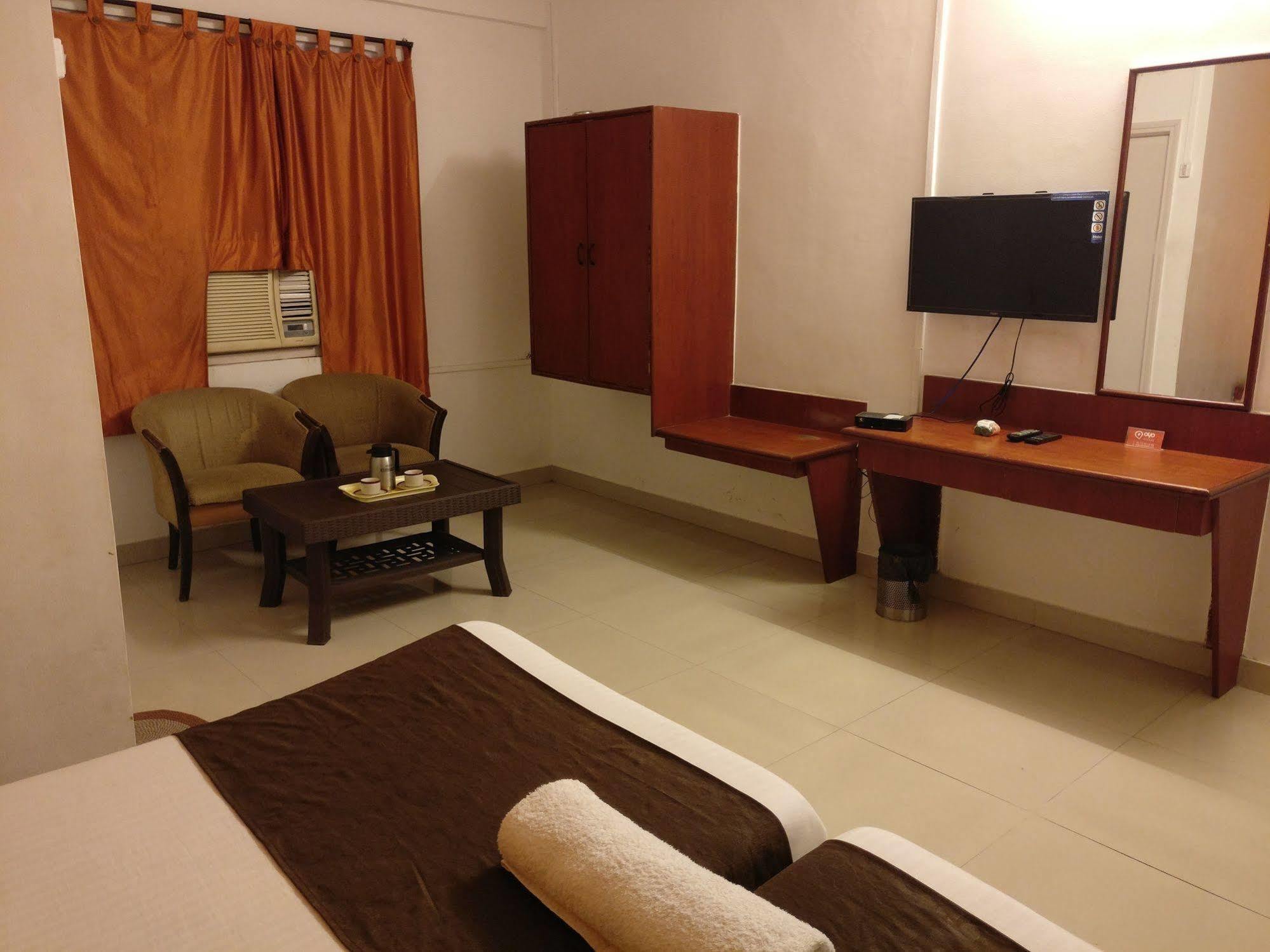 Hotel Oyo 1065 Hmr Royal Pune