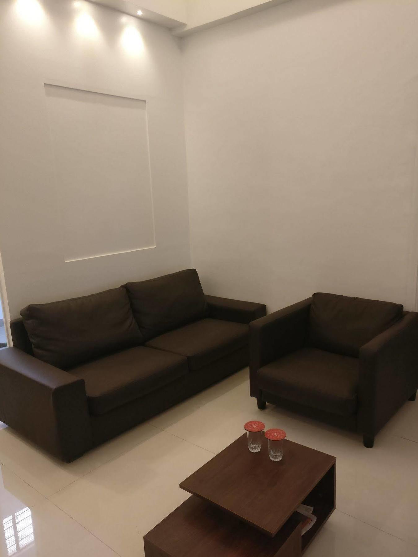 Oyo 1065 Hmr Royal Hotel