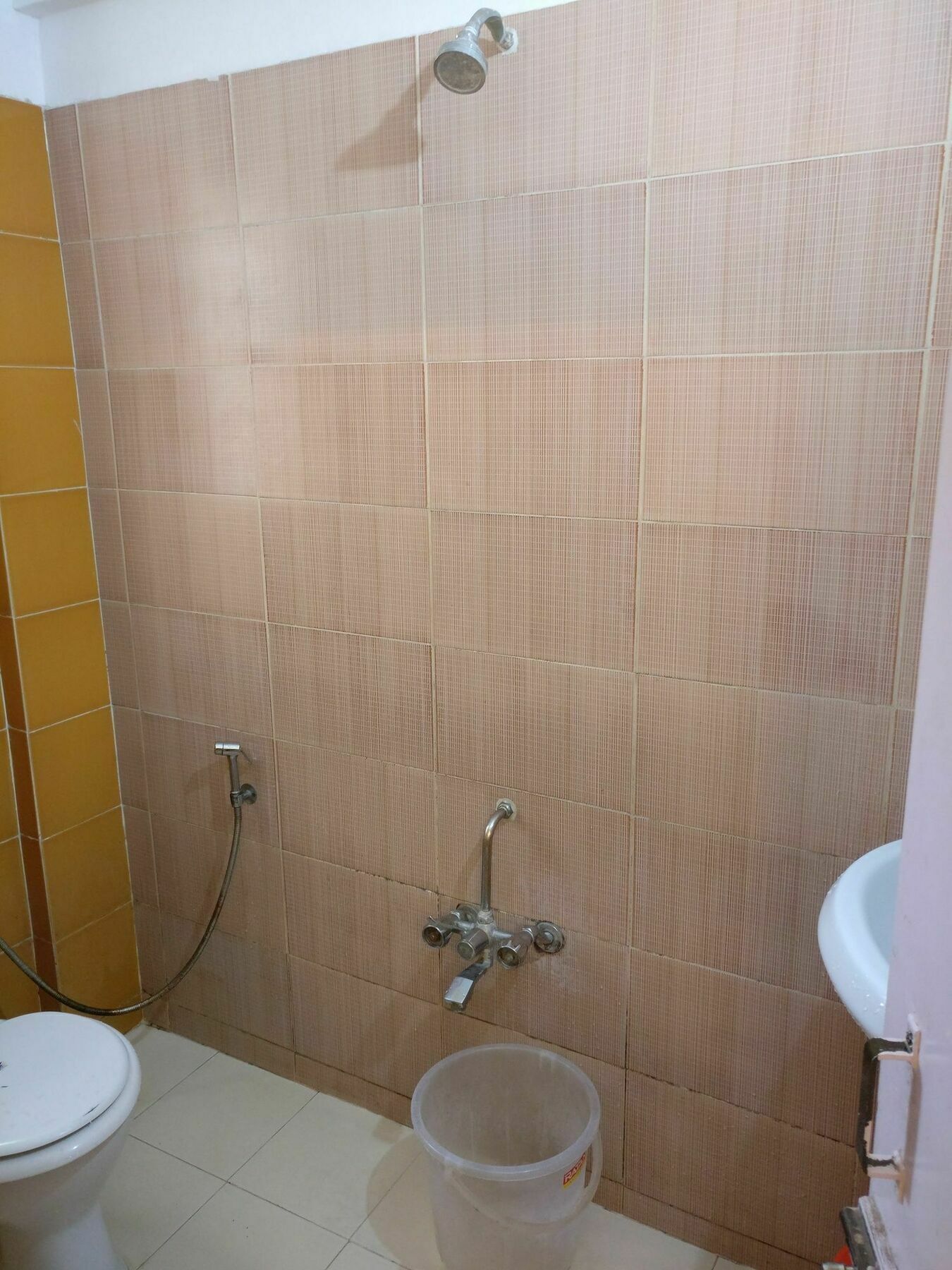 Oyo 1065 Hmr Royal Hotel