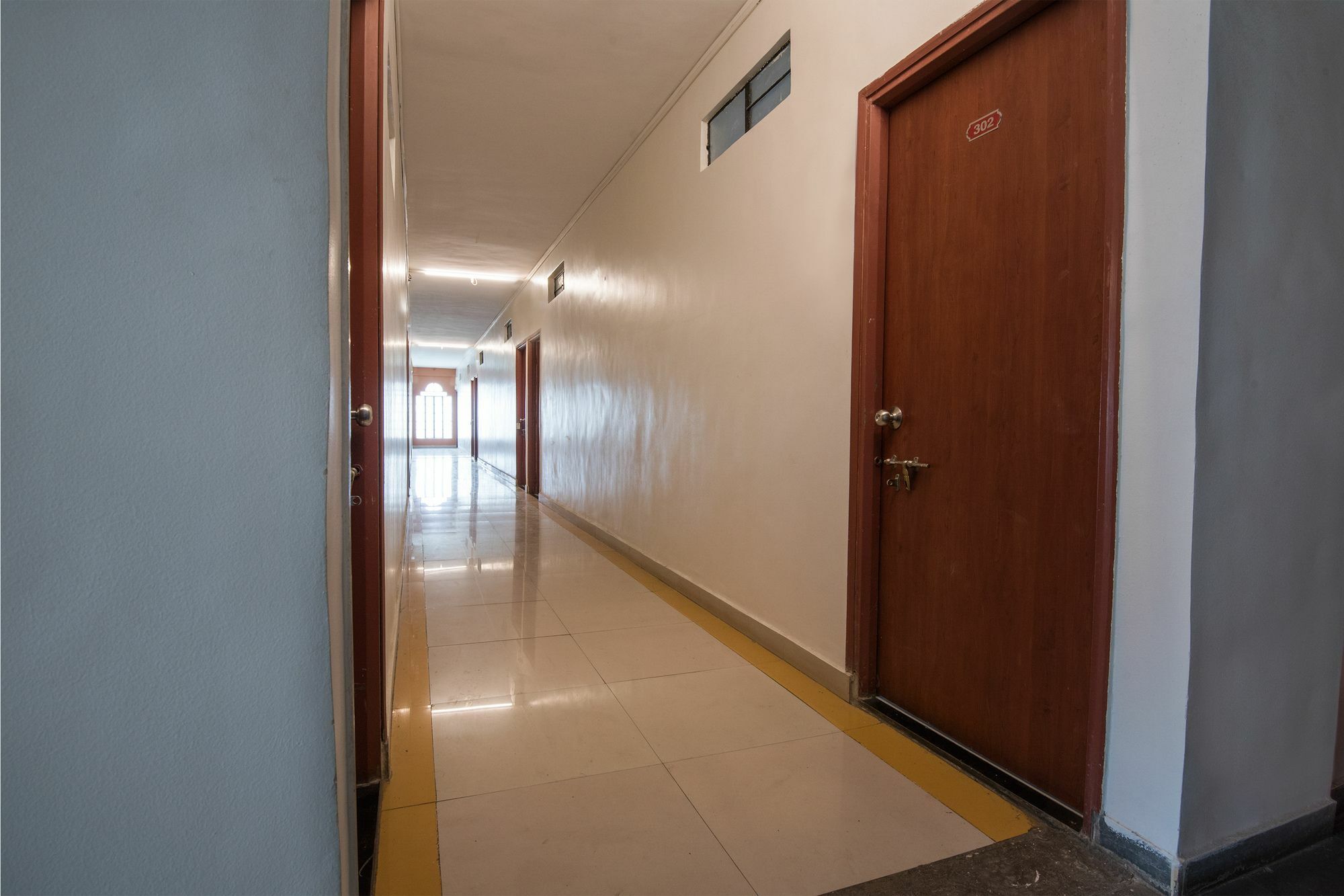 Oyo 1065 Hmr Royal Hotel
